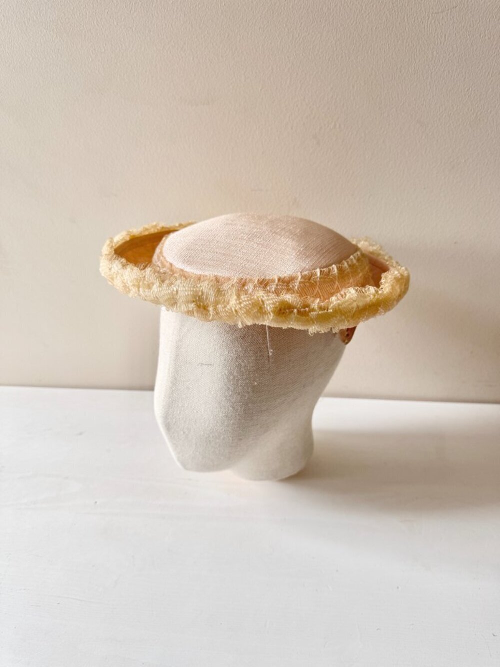 Vintage Pale Peach Pink Sinamay Curly Straw Trim Bumper Capulet Hat